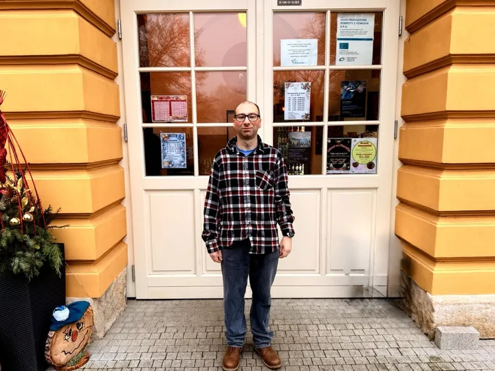 Pracovník před vchodem do Kavárny Třemešek