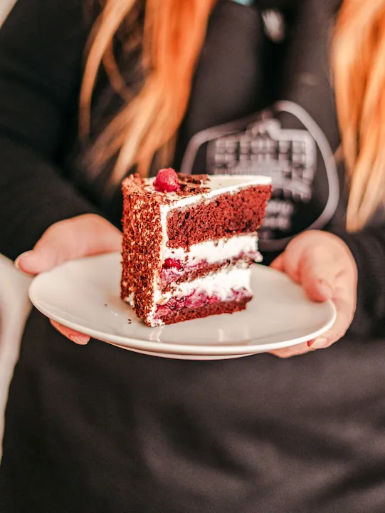 Vitrína se zákusky v kavárně